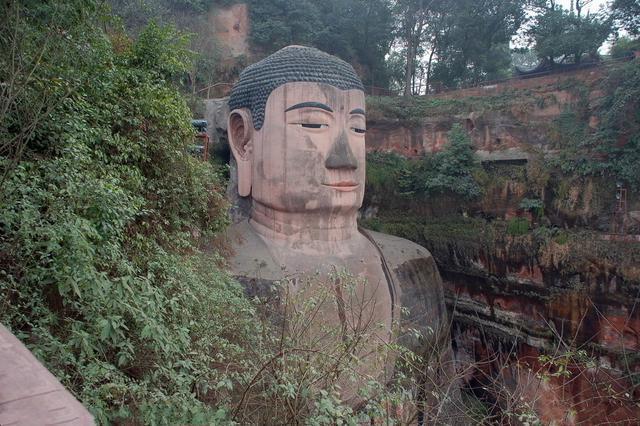 樂山大佛為何以屹立千年？又為何既不雙手合十也不打坐呢？