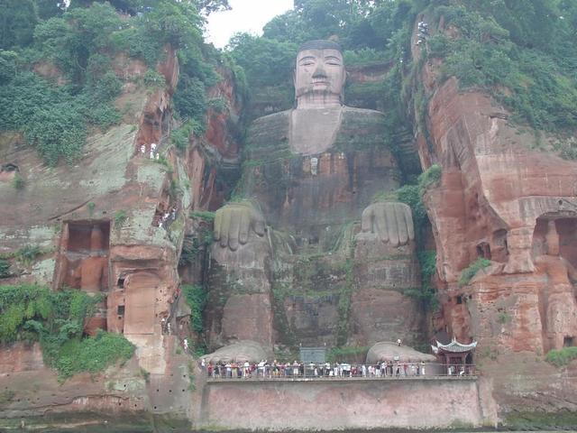樂山大佛為何以屹立千年？又為何既不雙手合十也不打坐呢？