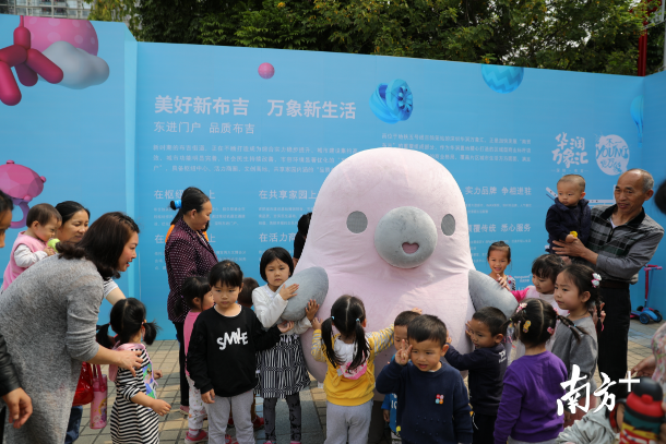 想要和萌萌噠的“鴨梨哥”見(jiàn)面嗎？快來(lái)布吉雕塑公益巡展吧